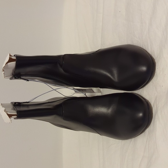 Faux Leather Block Heel Ankle Boots in Black - Old Navy - Size 8 - Picture 1 of 4